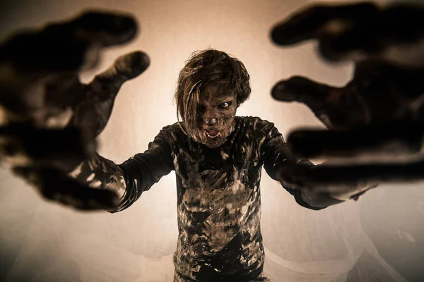 Hombre Zombie Espeluznante Posando Sobre Fondo Brumoso Con Retroiluminación — Foto de Stock