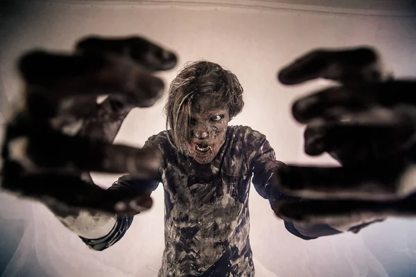 Моторошний Зомбі Чоловік Позує Туманному Фоні Підсвічуванням — стокове фото