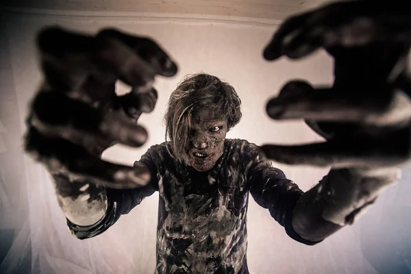Homme Zombie Effrayant Posant Sur Fond Brumeux Avec Rétro Éclairé — Photo