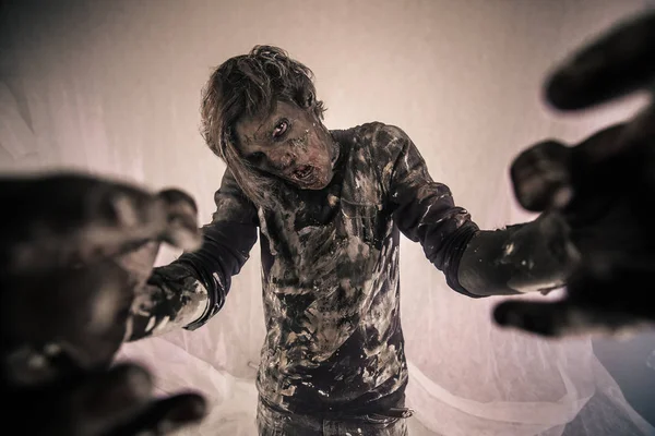 Hombre Zombie Miedo Posando Contra Fondo Brumoso Con Luz Fondo — Foto de Stock