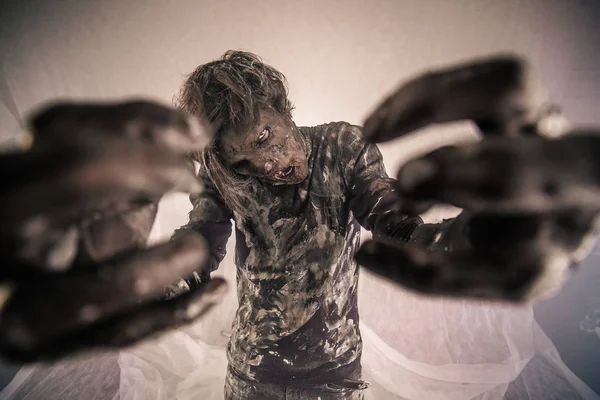 可怕的僵尸男子摆姿势对雾蒙蒙的背景与背光 — 图库照片