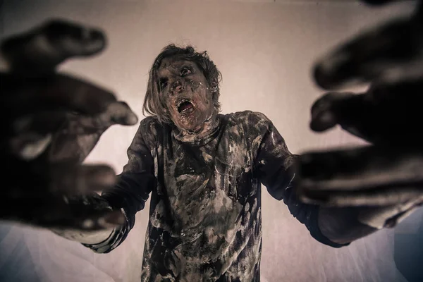 Hombre Zombie Espeluznante Posando Sobre Fondo Brumoso — Foto de Stock