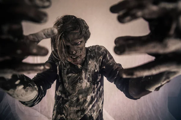 Hombre Zombie Espeluznante Posando Sobre Fondo Brumoso — Foto de Stock