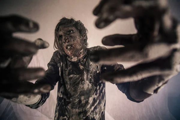 Homme Zombie Effrayant Posant Sur Fond Brumeux — Photo