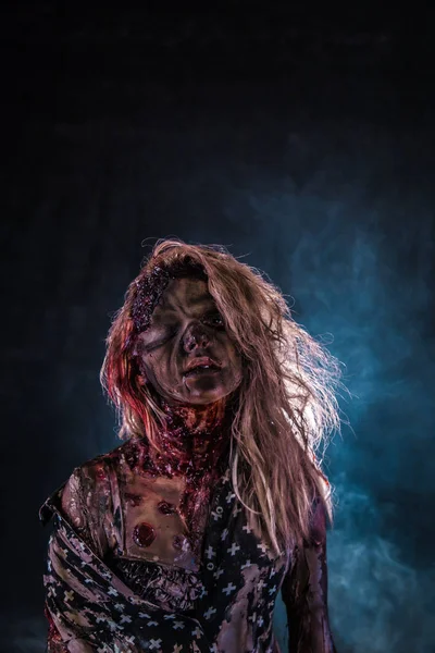 Портрет Страшної Зомбі Жінки Позує Тлі Темної Туманності Підсвічуванням — стокове фото
