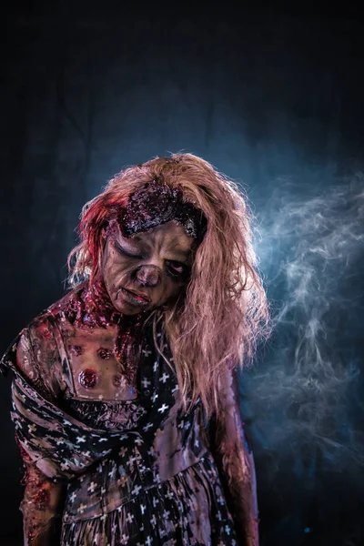 Retrato Mujer Zombie Asustadiza Posando Sobre Fondo Oscuro Brumoso Con — Foto de Stock