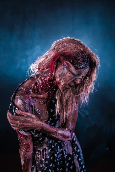 Porträtt Skrämmande Zombie Kvinna Poserar Mot Mörk Dimmiga Bakgrund Med — Stockfoto