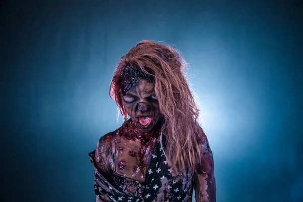 Portret Van Enge Zombie Vrouw Poseren Tegen Donkere Mistige Achtergrond — Stockfoto