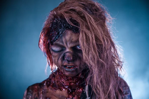 Retrato Mulher Zumbi Assustador Posando Contra Fundo Enevoado Escuro Com — Fotografia de Stock