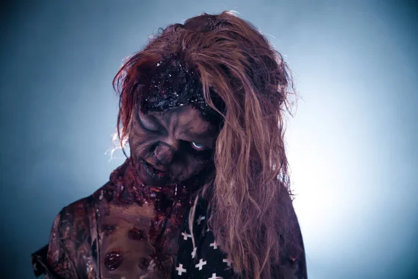 Portret Kobiety Przerażające Zombie Pozowanie Ciemnym Tle Misty Podświetleniem — Zdjęcie stockowe