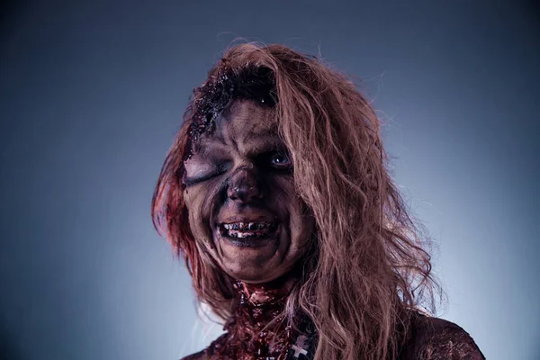 Моторошна Зомбі Жінка Позує Тлі Темної Туманності — стокове фото