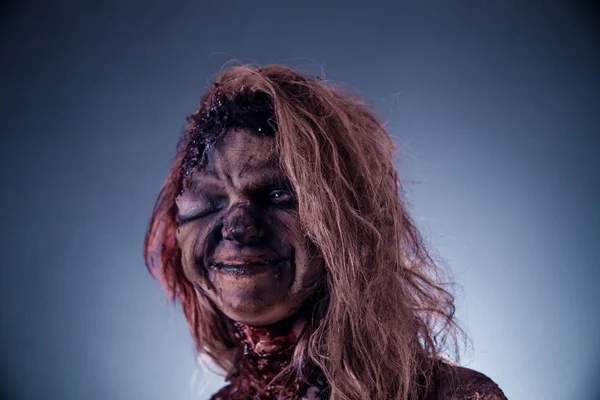 Моторошна Зомбі Жінка Позує Тлі Темної Туманності — стокове фото