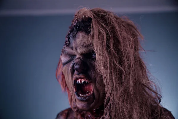 Mujer Zombie Espeluznante Posando Sobre Fondo Oscuro Brumoso — Foto de Stock