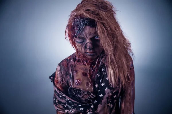 Mujer Zombie Sucia Posando Sobre Fondo Oscuro — Foto de Stock