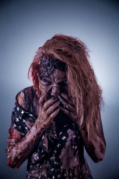 Mujer Zombie Sucia Posando Sobre Fondo Oscuro — Foto de Stock