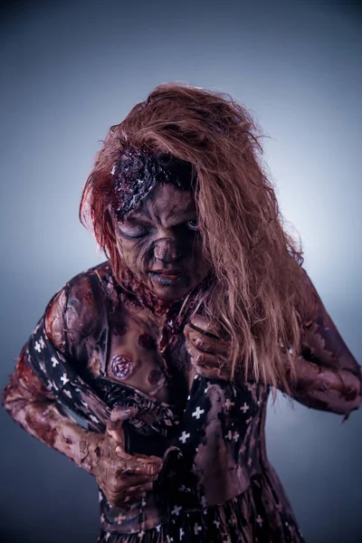 Mujer Zombie Sucia Posando Sobre Fondo Oscuro — Foto de Stock