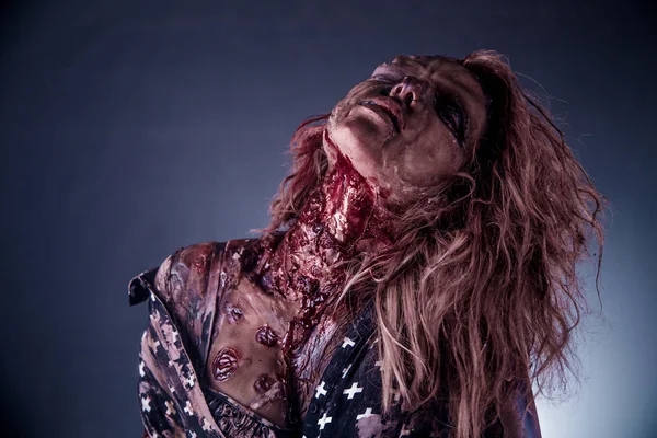 Mujer Zombie Sucia Posando Sobre Fondo Oscuro — Foto de Stock