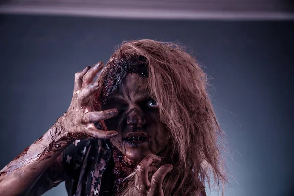 Mujer Zombie Posando Sobre Fondo Oscuro Brumoso — Foto de Stock