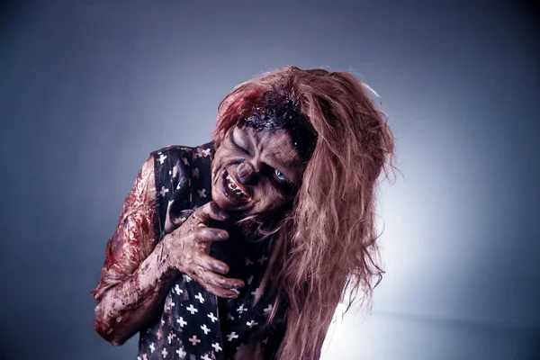 Mujer Zombie Posando Sobre Fondo Oscuro Brumoso — Foto de Stock