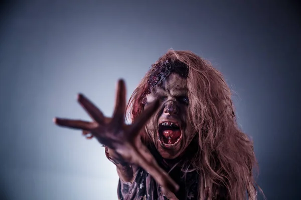 Zombie Kobieta Pozowanie Ciemnym Tle Mglisty — Zdjęcie stockowe