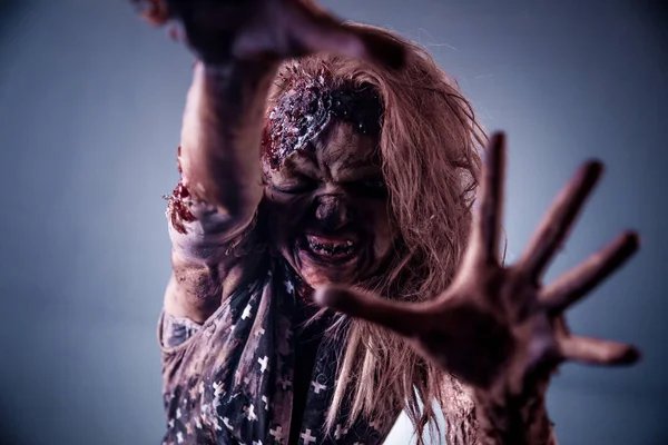 Przerażające Zombie Kobieta Pozowanie Ciemnym Tle Mglisty — Zdjęcie stockowe