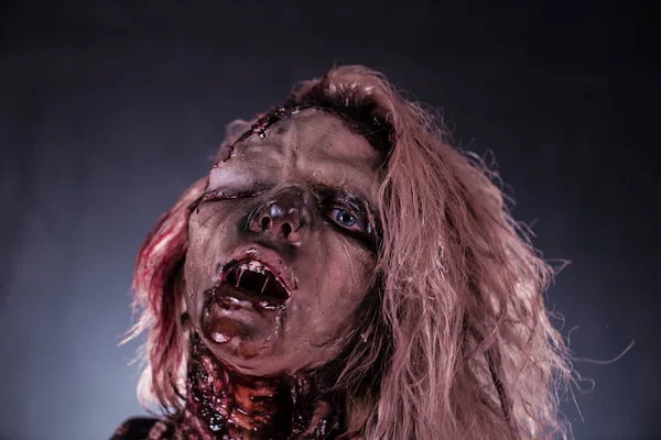 Страшна Зомбі Жінка Позує Тлі Темної Туманності — стокове фото