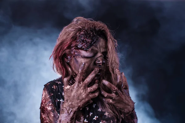 Страшная Женщина Зомби Позирует Темном Туманном Фоне — стоковое фото