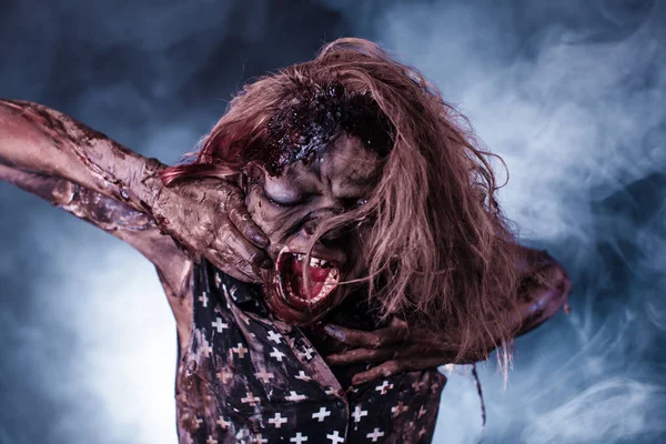 Mujer Zombie Miedo Posando Sobre Fondo Oscuro Brumoso — Foto de Stock