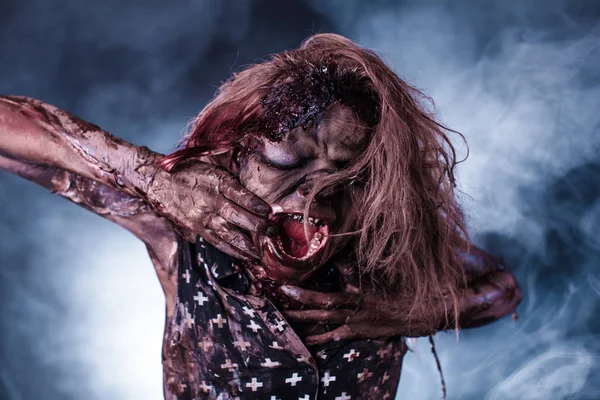 Mujer Zombie Miedo Posando Sobre Fondo Oscuro Brumoso — Foto de Stock