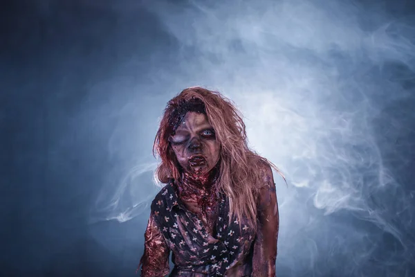 Kobieta Creepy Zombie Gestem Przeciwko Mglisty Tło — Zdjęcie stockowe