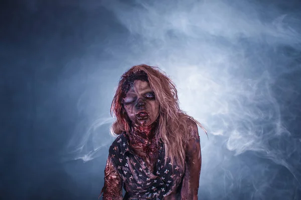 Жуткая Женщина Зомби Жестикулирует Туманном Фоне — стоковое фото