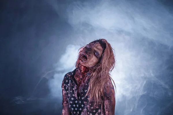 Mujer Zombie Miedo Posando Sobre Fondo Oscuro Brumoso — Foto de Stock