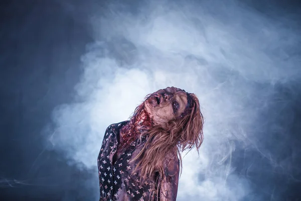 Mujer Zombie Miedo Posando Sobre Fondo Oscuro Brumoso — Foto de Stock