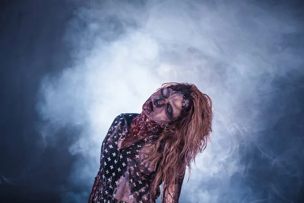Страшна Зомбі Жінка Позує Тлі Темної Туманності — стокове фото