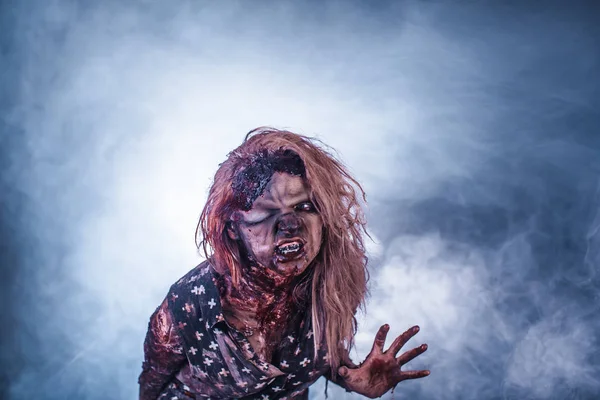 Жуткая Женщина Зомби Позирует Туманном Фоне Подсветкой — стоковое фото