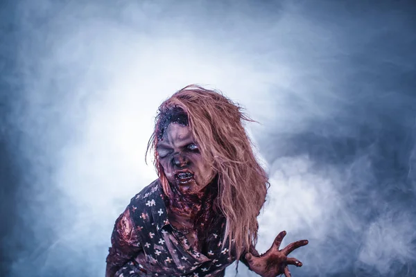 Моторошна Зомбі Жінка Позує Туманному Фоні Підсвічуванням — стокове фото