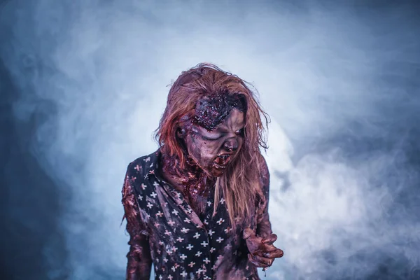 Mujer Zombie Espeluznante Posando Sobre Fondo Brumoso Con Retroiluminación — Foto de Stock