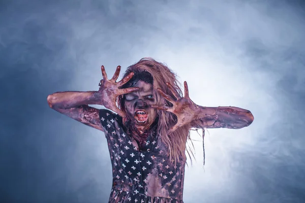 Mujer Zombie Espeluznante Posando Sobre Fondo Brumoso Con Retroiluminación — Foto de Stock