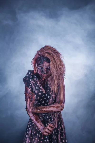 Griezelige Zombie Vrouw Gebaren Tegen Mistige Achtergrond Met Achtergrondverlichting — Stockfoto