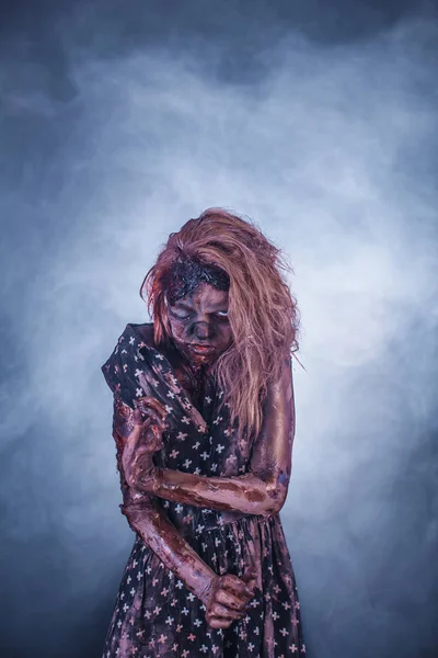 Griezelige Zombie Vrouw Gebaren Tegen Mistige Achtergrond Met Achtergrondverlichting — Stockfoto