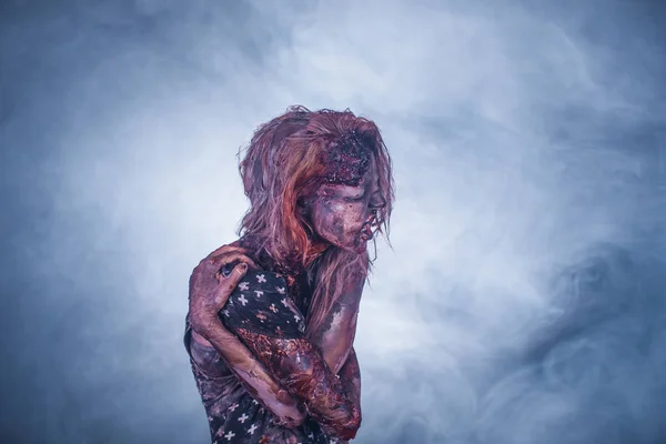 Läskig Zombie Kvinna Gestikulerande Mot Dimmiga Bakgrund Med Bakgrundsbelyst — Stockfoto
