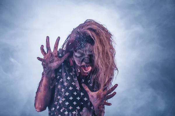 Страшная Женщина Зомби Позирует Туманном Фоне Подсветкой — стоковое фото