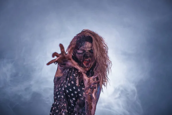 Femme Zombie Effrayant Posant Sur Fond Brumeux Avec Rétro Éclairé — Photo