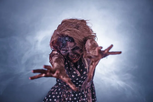 Mujer Zombie Miedo Posando Sobre Fondo Brumoso Con Retroiluminación — Foto de Stock