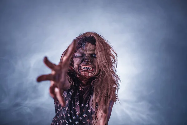 Страшная Женщина Зомби Позирует Туманном Фоне Подсветкой — стоковое фото