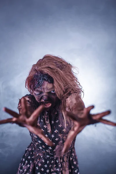 Страшна Зомбі Жінка Позує Туманному Фоні Підсвічуванням — стокове фото