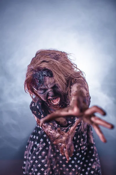 Skrämmande Zombie Kvinna Poserar Mot Dimmiga Bakgrund Med Bakgrundsbelyst — Stockfoto