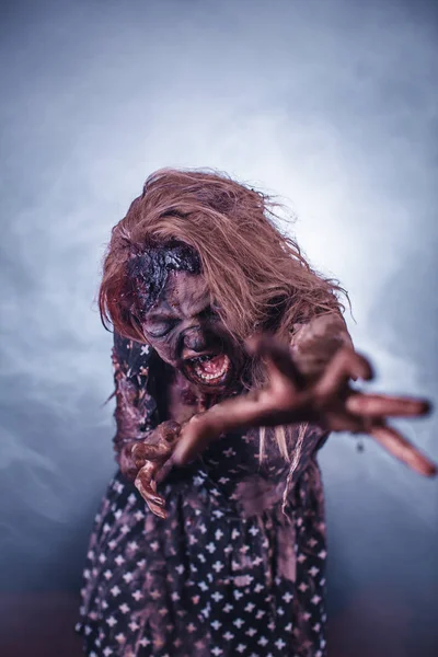 Enge Zombie Vrouw Poseren Tegen Mistige Achtergrond Met Achtergrondverlichting — Stockfoto