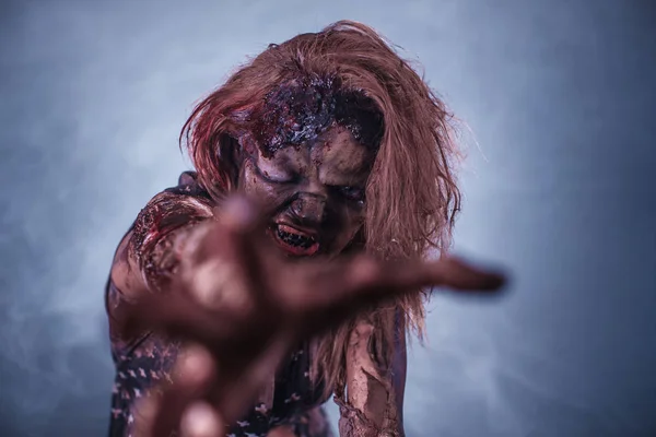 Femme Zombie Effrayant Posant Sur Fond Brumeux Avec Rétro Éclairé — Photo
