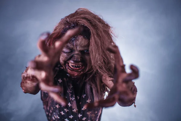 Femme Zombie Effrayant Posant Sur Fond Brumeux Avec Rétro Éclairé — Photo